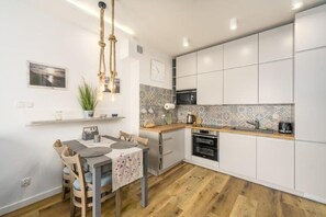 Apartment | Private kitchen | Electric kettle, toaster, high chair - Apartment in Grzybowo Near the Beach (Kołobrzeg)