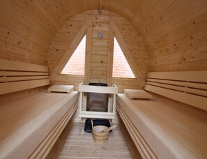 A wooden sauna with benches, a bench seat, a bench backrest, and a bench footrest. - Ferienwohnung in Westerland auf Sylt (Sylt)