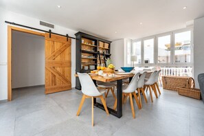 House | Dining - Spacious Holiday Home in Malaga With Pool (Málaga)