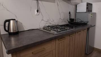 Apartemen | Dapur pribadi | Ketel listrik dan kursi makan untuk bayi