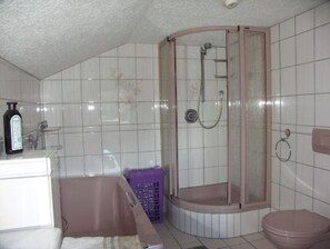Sèche-cheveux, serviettes fournies, savon, papier toilette
