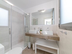 Apartment | Bathroom | Towels