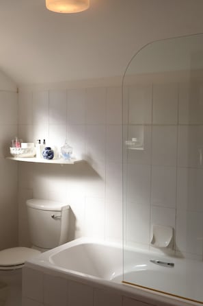 Deluxe studio, uitzicht op tuin | Badkamer | Een haardroger, handdoeken, zeep, shampoo