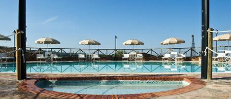 Apartment | Pool | Outdoor pool