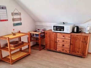 Apartemen | Dapur pribadi | Ketel listrik, pemanggang roti, dan kursi makan untuk bayi