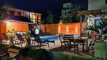 Piscina externa, espreguiçadeiras