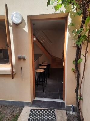 Outdoor dining - 20mn de Paris Champs-élysées, Triplex 4 Personnes au Centre Ville 5mn du RER (Maisons-Laffitte)