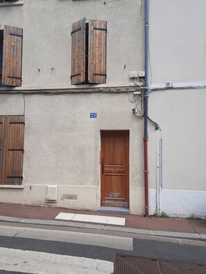 Exterior detail - 20mn de Paris Champs-élysées, Triplex 4 Personnes au Centre Ville 5mn du RER (Maisons-Laffitte)