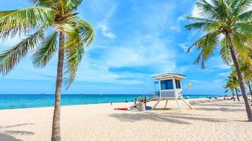 Solstolar och strandhanddukar