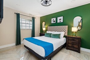 3 bedrooms, desk, iron/ironing board, travel cot - Waterfront | Hot Tub (7s) | Blissful Nature! (Sunrise)