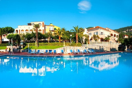 Una piscina al aire libre