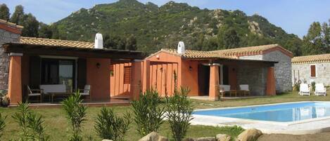Bungalow | Alberca | Alberca techada y alberca al aire libre