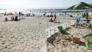 A beach with sand, umbrellas, and people. - Holiday Home Pobierowo Near Baltic Sea (Rewal)