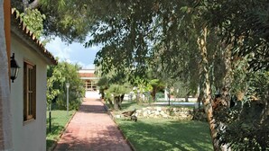A paved pathway leading to a building with a tiled roof and a stone wall. - Holiday Home With Private Pool in Fanusa (Syracuse)