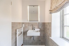 Bathroom - Reetgedecktes Ferienhaus mit Kachelofen (Tetenbüll)