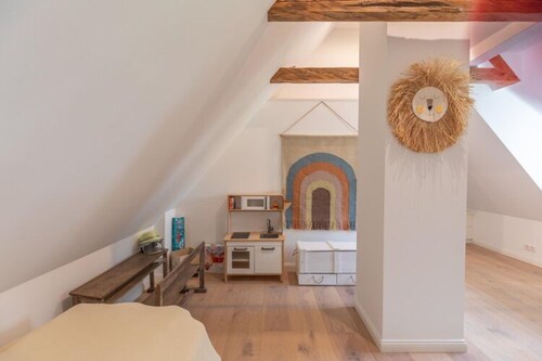 Reetgedecktes Ferienhaus mit Kachelofen