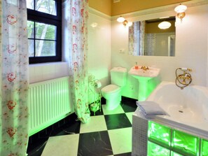 Villa | Bathroom - Holiday Villa With Fireplace and Private Garden (gmina Polanów)