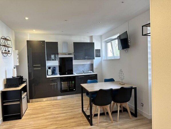 Kylskåp, mikrovågsugn, ugn och spishäll