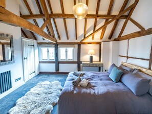 3 bedrooms, iron/ironing board, travel cot, free WiFi