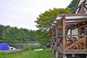 House | Balcony - Holiday Home on the Lake Shore, Boat Included (gmina Manowo)