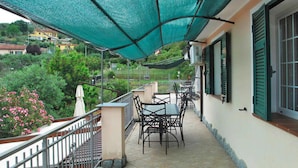 Apartment | Outdoor dining - Apartment Agriturismo Le Mimose in Imperia (Imperia)