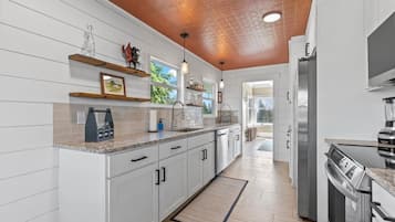 雪櫃、微波爐、焗爐、爐具