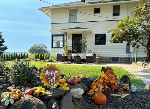 1910 Farmhouse- 4 BRs, Hot Tub, Fire Pits & Breathtaking Views – Perfect for 10