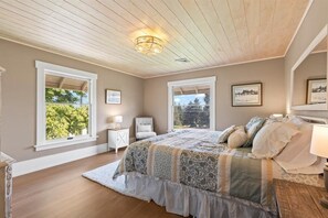 4 bedrooms, desk, iron/ironing board, WiFi