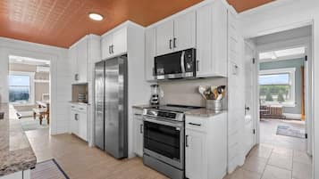 雪櫃、微波爐、焗爐、爐具