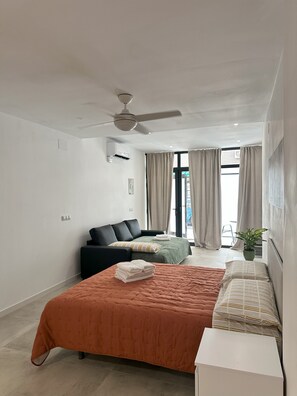 1 bedroom, WiFi, bed sheets - Loft A /apt. Completo/cocina+baño Privado/wifi (Alicante (Alacant))