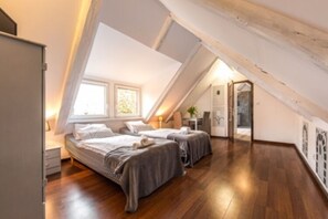 Villa | 8 bedrooms, individually furnished, bed sheets - Large Holiday Villa With Garden, 6 Bedrooms (Łobez)