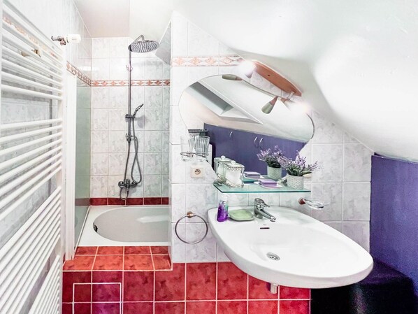 A bathroom with a shower, a sink, and a glass shelf with toiletries. - Modern Loft With 2 Bedrooms Near Sint Truiden (Geetbets)