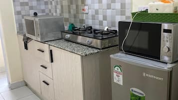 Appartement Élite, balcon, vue ville | Cuisine privée | Réfrigérateur, micro-ondes, batterie de cuisine, vaisselle et ustensiles