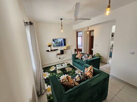 家庭公寓, 阳台, 城市景观 | 起居区 | 24-英寸智能电视（配备数码频道）