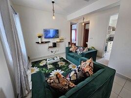 家庭公寓, 阳台, 城市景观 | 起居区 | 24-英寸智能电视（配备数码频道）