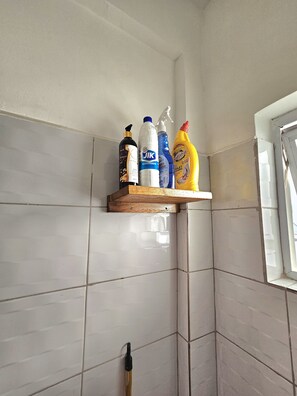 Appartement familial, balcon, vue sur la ville | Salle de bain | Douche, articles de toilette (gratuits), pantoufles, serviettes fournies