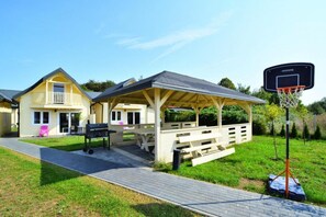 House | Exterior - Single-story Holiday Home, Pool, Sauna, Whirlpool (Ustronie Morskie)