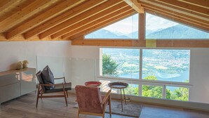 A spacious room with a high ceiling and large windows offering a mountain view. - Casa Monti Neues Modernes Haus in den Bergen von Monti di Vairano (Monti di Vairano)
