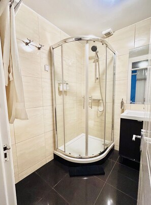 Shower, hair dryer, towels, soap - Perfect Dublin Residence・Romantic・Business (Dublin)