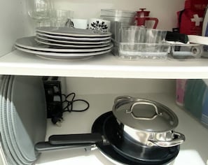 Réfrigérateur, micro-ondes, plaque de cuisson, cafetière/bouilloire