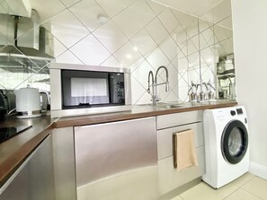 Réfrigérateur, four à micro-ondes, surface de cuisson, cafetiÚre-théiÚre