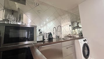Refrigerador, microondas, placa de cocina, cafetera/tetera
