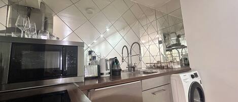 Coffee/tea maker, fridge, microwave, stovetop