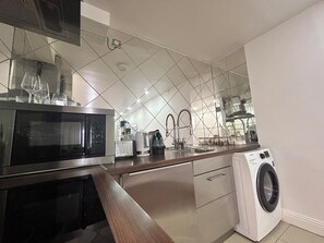 A modern kitchen with a microwave, sink, and washing machine. - Parisian Style in Dublin・Romantic・Business (Dublin)