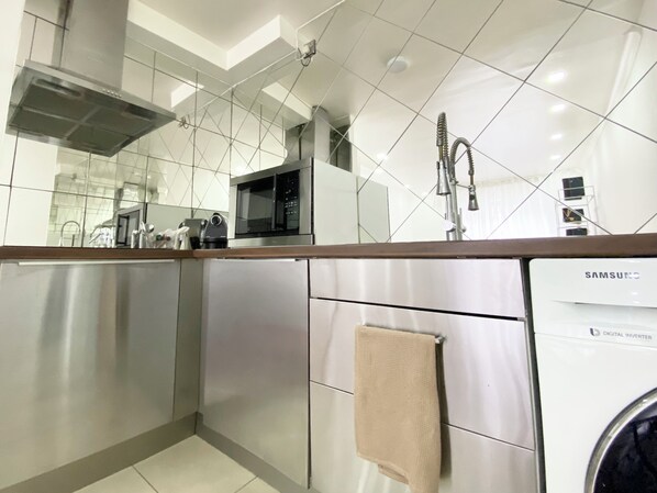 Réfrigérateur, four à micro-ondes, surface de cuisson, cafetiÚre-théiÚre