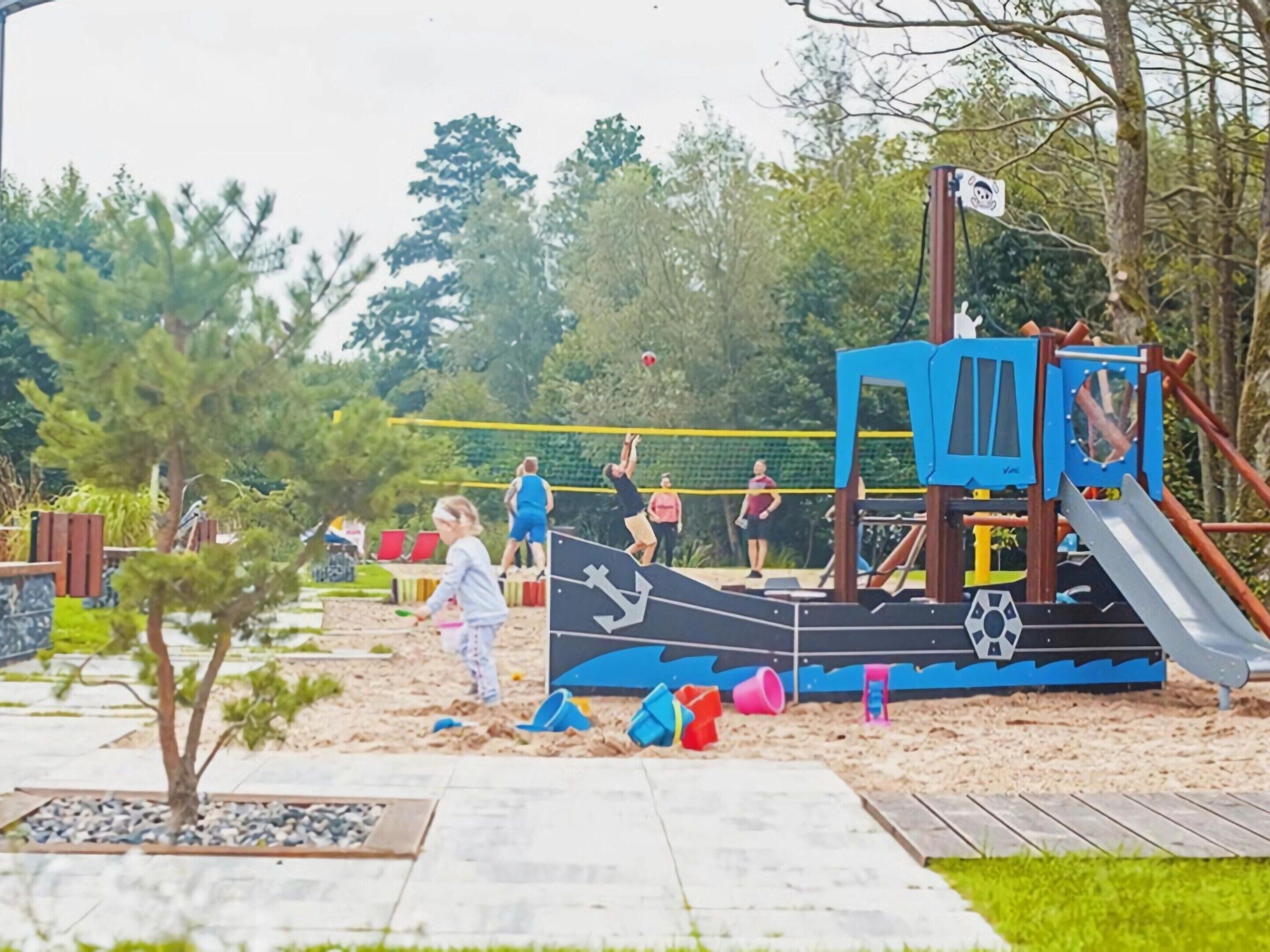 Un parque infantil con tema pirata, que incluye un tobogán y estructuras para escalar.