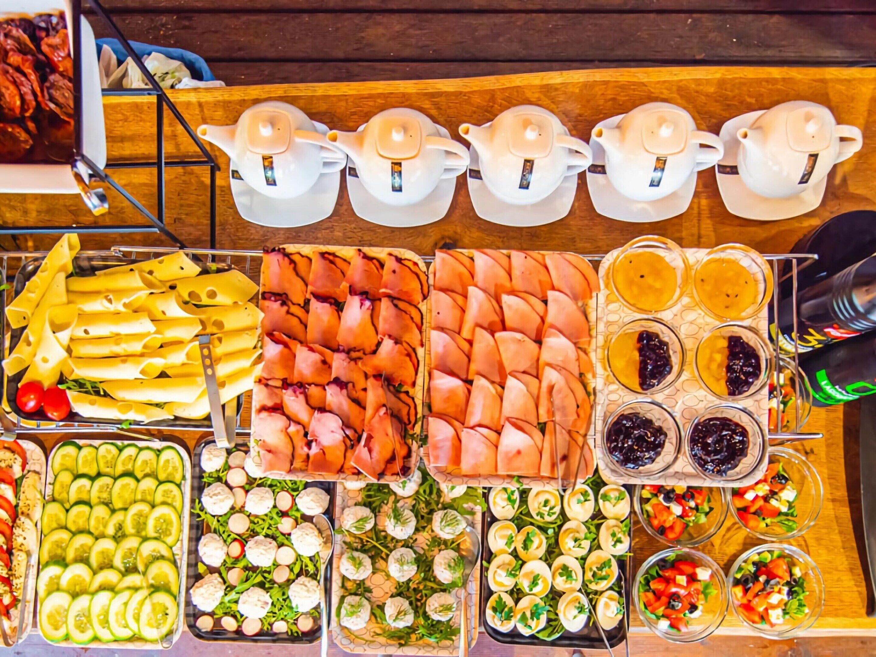 Een buffet met verschillende soorten eten en theepotten.