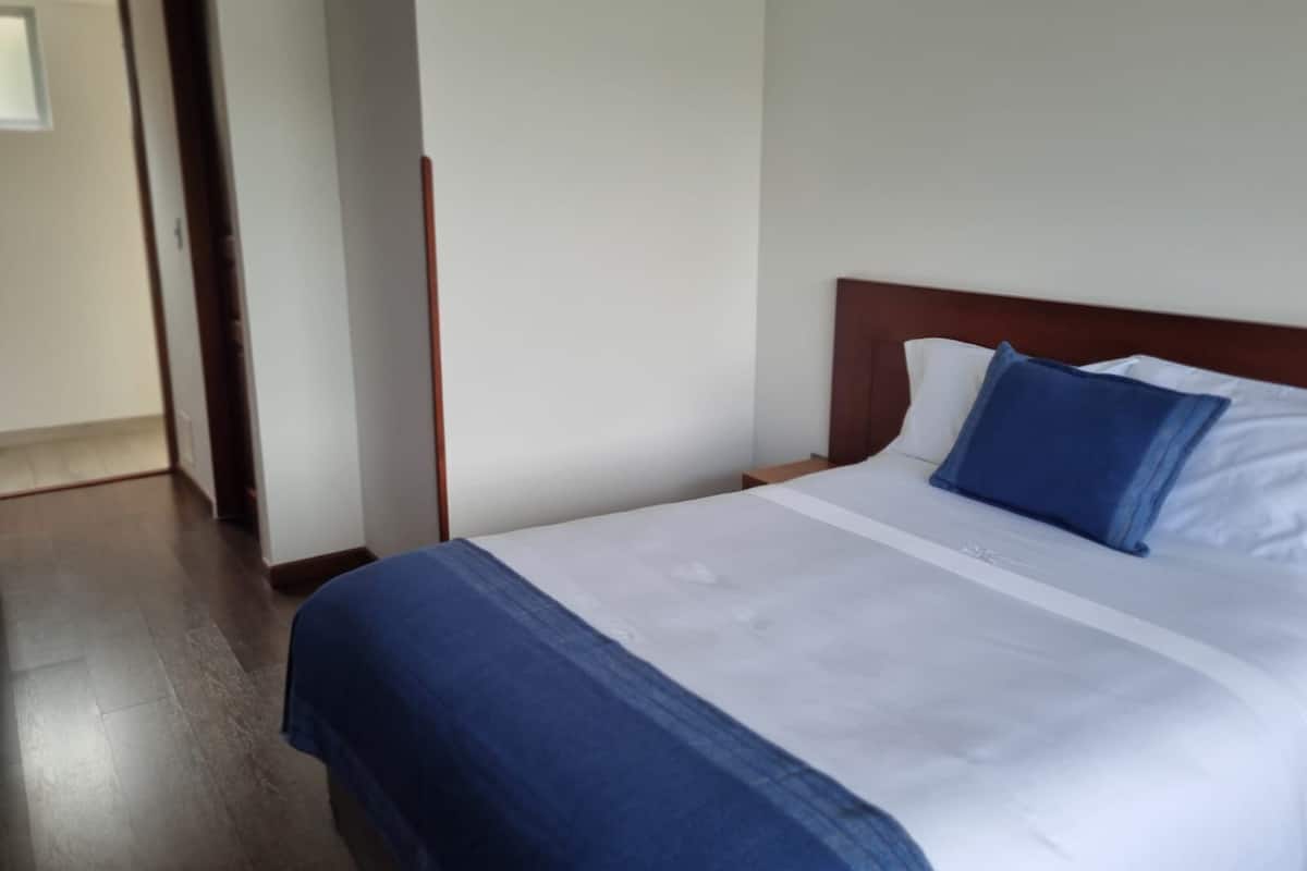Standaard kamer | 1 slaapkamer, een kluis op de kamer, een bureau
