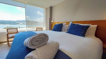 Habitación doble superior, vistas al lago | Caja fuerte, escritorio, tabla de planchar con plancha y wifi gratis