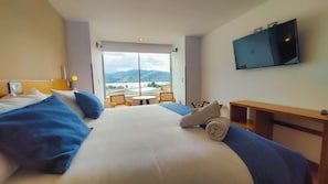 高級雙人房, 湖景 | 羽絨被、房內夾萬、書桌、熨斗/熨衫板